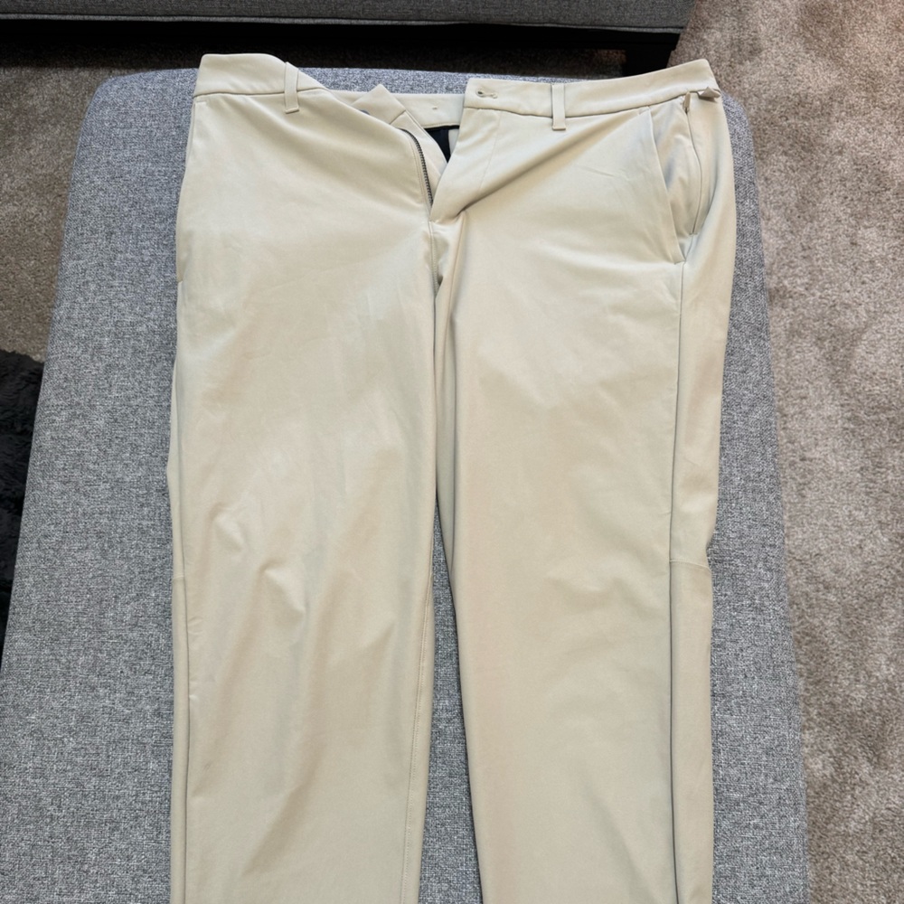 35W 32L LULULEMON ABC TROUSER SLIM FIT. Like new, worn twice but too big.